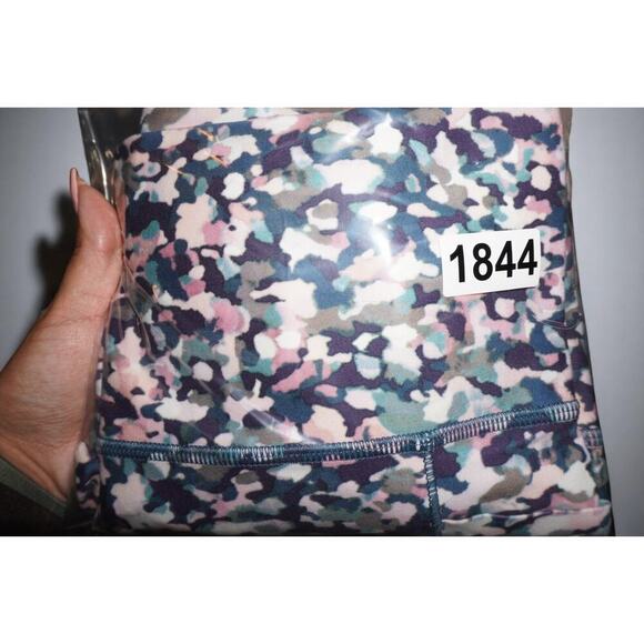 Athleta Salutation Stash Pocket II 7/8 Leggings Camo Print Size Medium - Picture 11 of 11